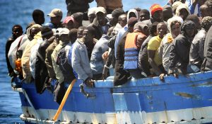 ansa - sbarchi a lampedusa - A boat with more immigrants aboard arriving on the italian island of Lampedusa, southern Italy, on April 9, 2011.   ANSA / ETTORE FERRARI