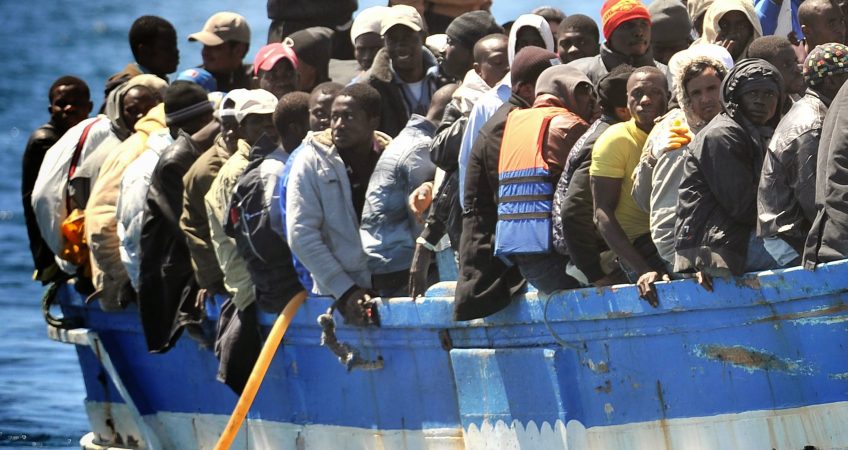 ansa - sbarchi a lampedusa - A boat with more immigrants aboard arriving on the italian island of Lampedusa, southern Italy, on April 9, 2011.   ANSA / ETTORE FERRARI